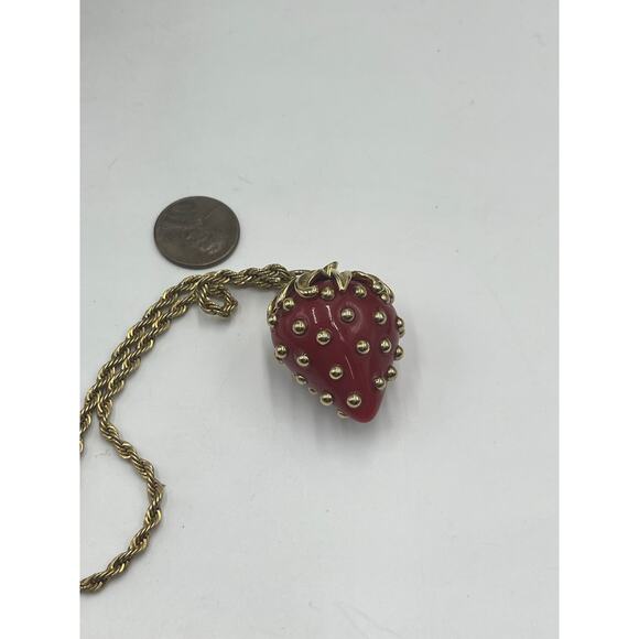 Avon Vintage Gold Tone Rope Chain Red Strawberry Golden Seeds Pendant Necklace - Picture 7 of 13